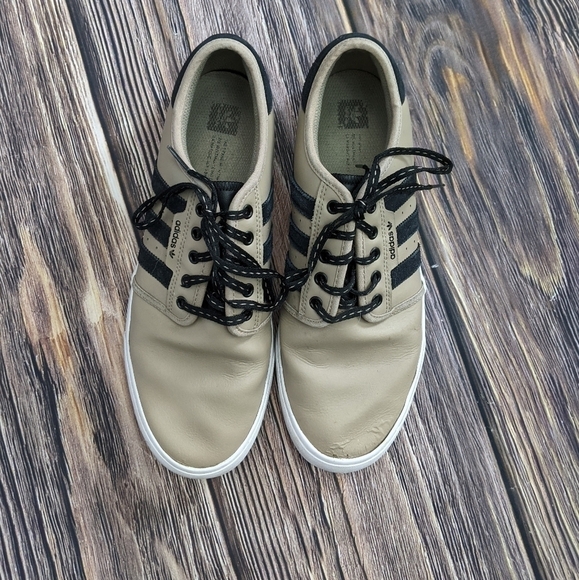 Mens size 10 Adidas Seeleys shoes - Picture 1 of 7